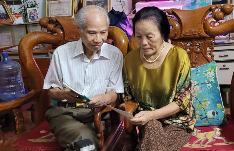 Vợ chồng nhà báo Nguyễn Niên (nguyên Phó Tổng biên tập Báo Thái Nguyên) và Nguyễn Minh Châm ôn lại kỷ niệm về quãng thời gian công tác tại Báo Việt Nam Độc lập. 099.jpg
