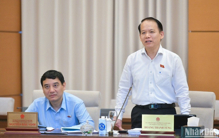Chủ nhiệm Ủy ban Pháp luật Hoàng Thanh Tùng tham gia ý kiến thảo luận. (Ảnh: DUY LINH) Chủ nhiệm Ủy ban Pháp luật Hoàng Thanh Tùng tham gia ý kiến thảo luận. (Ảnh: DUY LINH)