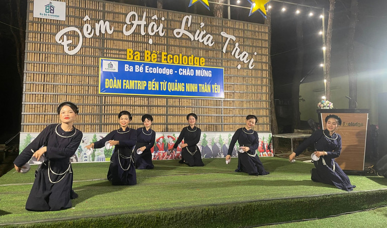 Múa bát phục vụ du khách ở một nhà hàng tại hồ Ba Bể. mua bat11.jpg