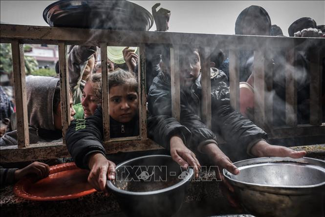 Trẻ em chờ nhận thực phẩm cứu trợ tại thành phố Rafah, Dải Gaza ngày 19/2/2024. Ảnh: AFP/TTXVN Trẻ em chờ nhận thực phẩm cứu trợ tại thành phố Rafah, Dải Gaza ngày 19/2/2024. Ảnh: AFP/TTXVN