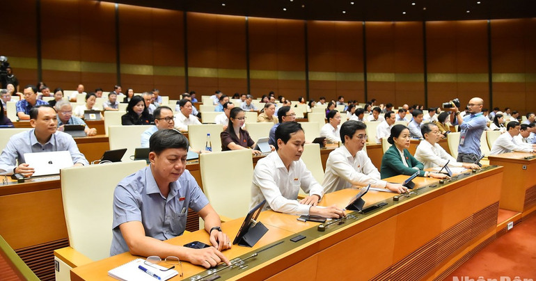 Quốc hội biểu quyết thông qua Nghị quyết về tổ chức chính quyền đô thị và thí điểm một số cơ chế, chính sách đặc thù phát triển thành phố Đà Nẵng. (Ảnh: THỦY NGUYÊN) ltn-3175-8866-9920.jpg