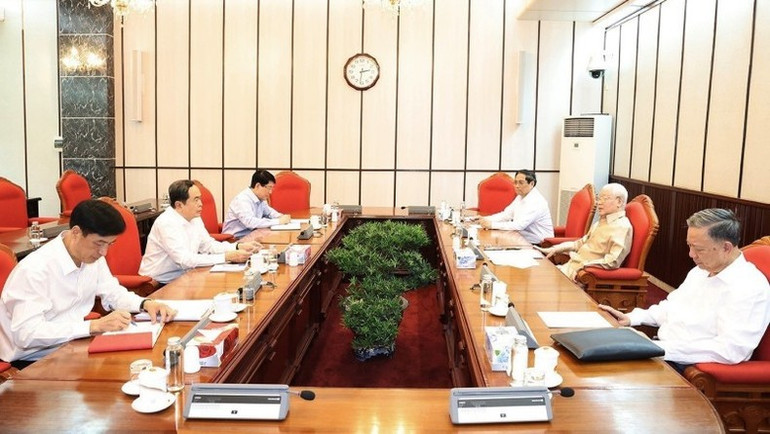 Tổng Bí thư Nguyễn Phú Trọng chủ trì cuộc họp lãnh đạo chủ chốt. (Ảnh: Trí Dũng/TTXVN) Tổng Bí thư Nguyễn Phú Trọng chủ trì cuộc họp lãnh đạo chủ chốt. (Ảnh: Trí Dũng/TTXVN)