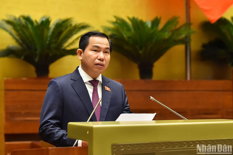 Chủ nhiệm Ủy ban Tài chính, Ngân sách Lê Quang Mạnh báo cáo giải trình, tiếp thu, chỉnh lý dự thảo Nghị quyết trước khi Quốc hội bấm nút thông qua. (Ảnh: THỦY NGUYÊN) Chủ nhiệm Ủy ban Tài chính, Ngân sách Lê Quang Mạnh báo cáo giải trình, tiếp thu, chỉnh lý dự thảo Nghị quyết trước khi Quốc hội bấm nút thông qua. (Ảnh: THỦY NGUYÊN)