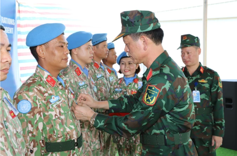 Trung tướng Phạm Trường Sơn trao Huy chương Vì sự nghiệp GGHB LHQ tặng cán bộ, nhân viên Đội công binh số 2 của Việt Nam và Tổ Công tác UNISFA đang thực hiện nhiệm vụ tại Phái bộ. (Ảnh: ĐCB) Trung tướng Phạm Trường Sơn trao Huy chương Vì sự nghiệp GGHB LHQ tặng cán bộ, nhân viên Đội công binh số 2 của Việt Nam và Tổ Công tác UNISFA đang thực hiện nhiệm vụ tại Phái bộ. (Ảnh: ĐCB)
