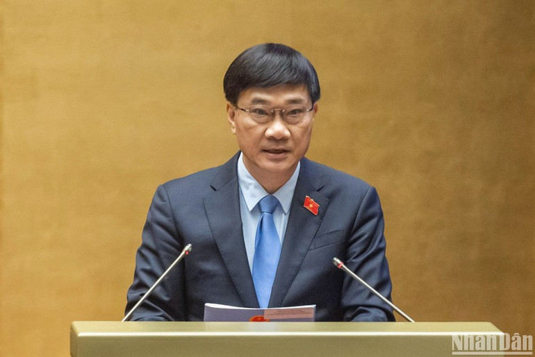 Chủ nhiệm Ủy ban Kinh tế của Quốc hội Vũ Hồng Thanh trình bày báo cáo thẩm tra về dự án Luật. (Ảnh: DUY LINH) Chủ nhiệm Ủy ban Kinh tế của Quốc hội Vũ Hồng Thanh trình bày báo cáo thẩm tra về dự án Luật. (Ảnh: DUY LINH)