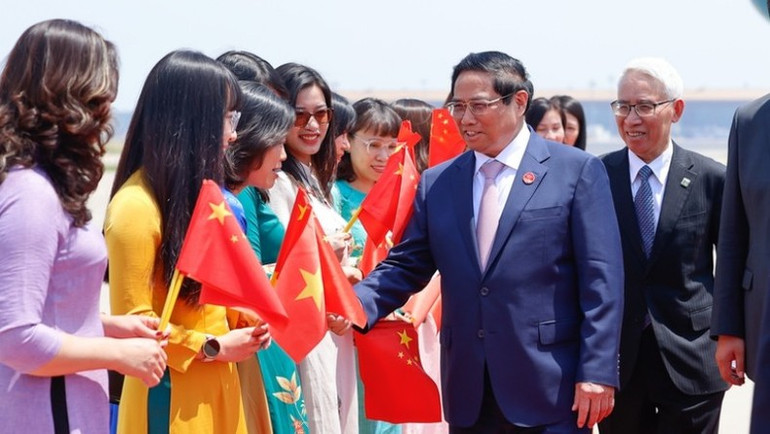 Đại sứ Việt Nam tại Trung Quốc Phạm Sao Mai và cán bộ, nhân viên Đại sứ quán, bà con cộng đồng người Việt Nam tại Trung Quốc đón Thủ tướng Phạm Minh Chính. (Ảnh: Nhật Bắc) Đại sứ Việt Nam tại Trung Quốc Phạm Sao Mai và cán bộ, nhân viên Đại sứ quán, bà con cộng đồng người Việt Nam tại Trung Quốc đón Thủ tướng Phạm Minh Chính. (Ảnh: Nhật Bắc)
