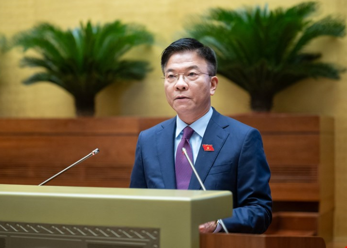 Phó Thủ tướng, Bộ trưởng Bộ Tư pháp Lê Thành Long trình bày Tờ trình về dự án Luật Công chứng (sửa đổi). Ảnh: QH Phó Thủ tướng, Bộ trưởng Bộ Tư pháp Lê Thành Long trình bày Tờ trình về dự án Luật Công chứng (sửa đổi). Ảnh: QH