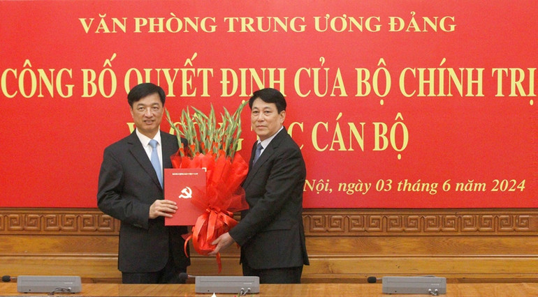 Thường trực Ban Bí thư Lương Cường trao Quyết định cho đồng chí Nguyễn Duy Ngọc. Thường trực Ban Bí thư Lương Cường trao Quyết định cho đồng chí Nguyễn Duy Ngọc.