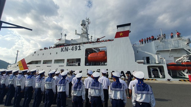 Tàu Kiểm ngư KN-491 rời đất liền ra Trường Sa. Ảnh: Nguyễn Tuấn 9254.jpg