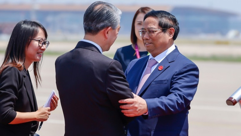 Đại sứ Trung Quốc tại Việt Nam Hùng Ba đón Thủ tướng Phạm Minh Chính tại sân bay quốc tế Thủ đô Bắc Kinh. (Ảnh: Nhật Bắc) img-2947-2025-7685.jpg