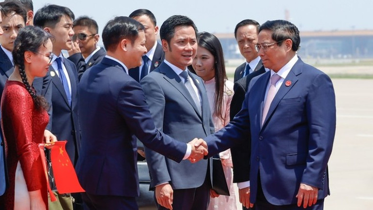 Cán bộ, nhân viên Đại sứ quán Việt Nam, bà con cộng đồng người Việt Nam đón Thủ tướng Phạm Minh Chính tại sân bay. (Ảnh: Nhật Bắc) Cán bộ, nhân viên Đại sứ quán Việt Nam, bà con cộng đồng người Việt Nam đón Thủ tướng Phạm Minh Chính tại sân bay. (Ảnh: Nhật Bắc)
