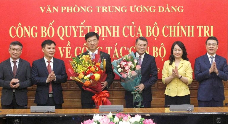Các đồng chí Lãnh đạo Văn phòng Trung ương Đảng chúc mừng đồng chí Lê Minh Hưng và đồng chí Nguyễn Duy Ngọc nhận nhiệm vụ mới. Các đồng chí Lãnh đạo Văn phòng Trung ương Đảng chúc mừng đồng chí Lê Minh Hưng và đồng chí Nguyễn Duy Ngọc nhận nhiệm vụ mới.