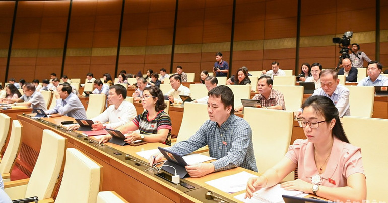 Các đại biểu Quốc hội biểu quyết thông qua Nghị quyết phê chuẩn văn kiện gia nhập CPTPP của Liên hiệp Vương quốc Anh và Bắc Ireland. (Ảnh: DUY LINH) bnd-7290-606-2101.jpg