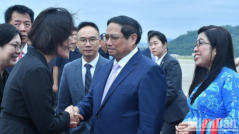 Quan chức cấp cao Hàn Quốc đón Thủ tướng và Phu nhân tại chân cầu thang máy bay. Quan chức cấp cao Hàn Quốc đón Thủ tướng và Phu nhân tại chân cầu thang máy bay.