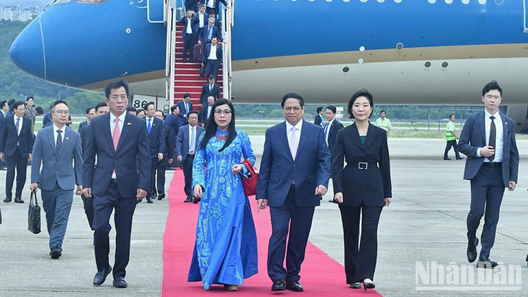 Thủ tướng Phạm Minh Chính và Phu nhân cùng Đoàn đại biểu cấp cao Việt Nam tới sân bay quân sự Seongnam (Seoul). Thủ tướng Phạm Minh Chính và Phu nhân cùng Đoàn đại biểu cấp cao Việt Nam tới sân bay quân sự Seongnam (Seoul).