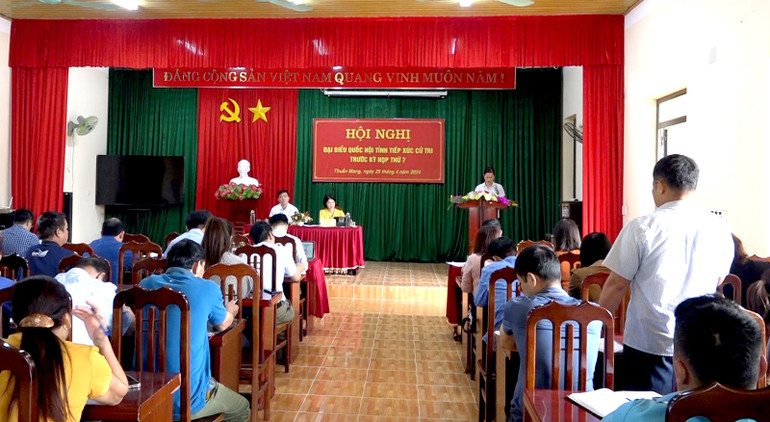 Quang cảnh buổi tiếp xúc ý kien.jpg