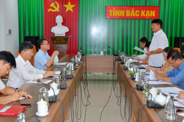 Phó Chủ tịch UBND tỉnh Nông Quang Nhất cung cấp một số thông tin về tình hình phát triển kinh tế- xã hội của tỉnh đến Tổ công tác Ban Kinh tế Trung ương. sep 1.jpg