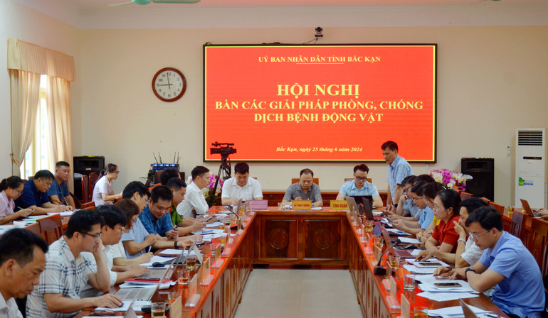 Tại buổi hội nghị, có rất nhiều ý kiến về công tác phòng, chống dịch được nêu ra. chi dao 2.jpg