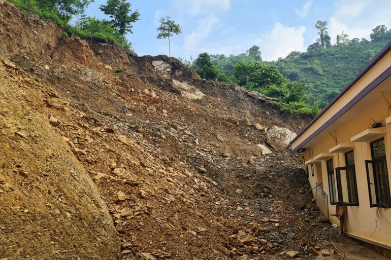 Đất đá áp sát chân tường trụ sở. cong 2.jpg
