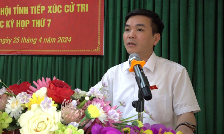 Đại biểu Quốc hội Hà Sỹ Huân tiếp thu các ý kiến của cử tri tại buổi tiếp xúc. huan 3.jpg