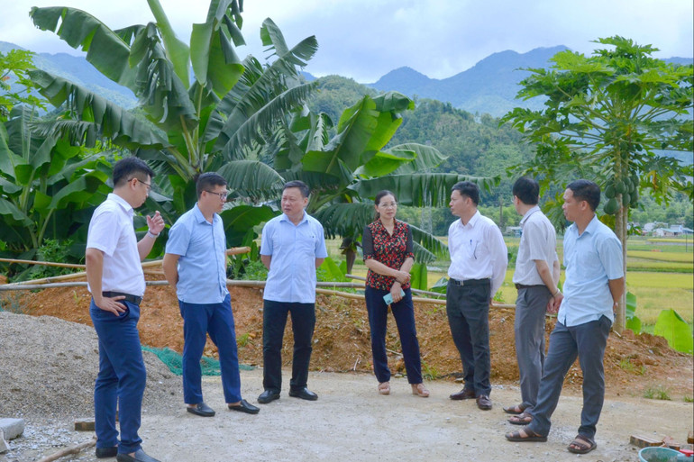 Tổ công tác nắm tình hình xây dựng nông thôn mới tại xã Lục Bình, huyện Bạch Thông. luc 1.jpg