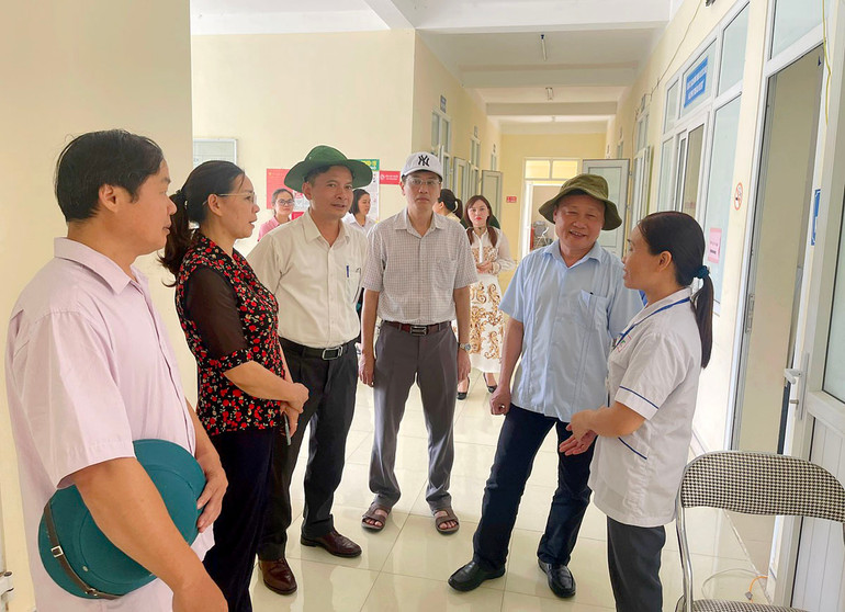 Vụ trưởng Vụ Nông nghiệp và Phát triển nông thôn Vũ Mạnh Hùng và các thành viên đến thăm nắm tại Trạm Y tế xã Tân Tú, Bạch Thông. tram y te.jpg