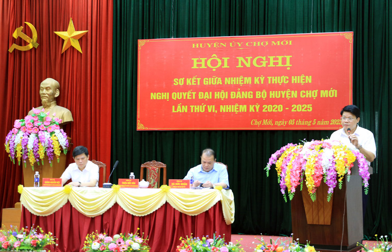 Đồng chí Triệu Đức Văn, Bí thư Huyện ủy Chợ Mới phát biểu khai mạc hội nghị.