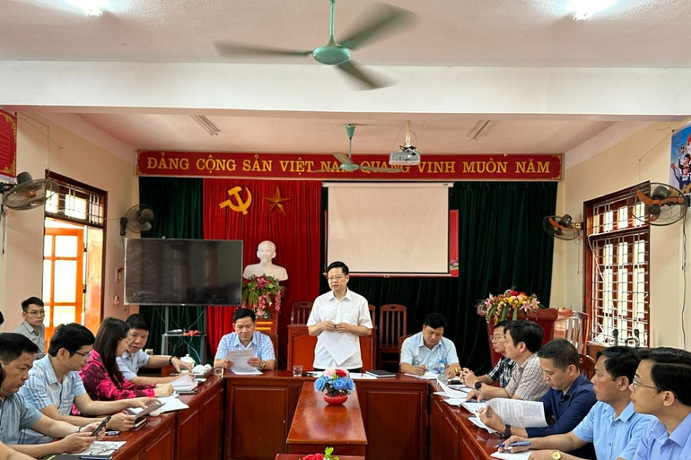 Cuộc họp kiểm tra tiến độ GPMB công trình giao thông trọng điểm được tổ chức tại xã Nam Cường (Chợ Đồn). z5419330092389_980b5d073200c7ca81ea3d6a46c13016.jpg