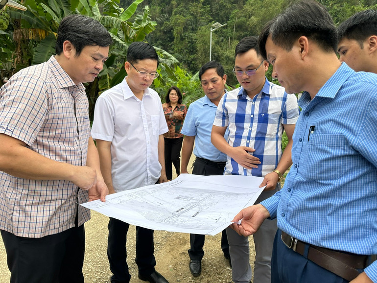 Đồng chí Đinh Quang Tuyên, Phó Chủ tịch Thường trực UBND tỉnh kiểm tra phương án chuẩn bị thi công sửa chữa nâng cấp, cải tạo cầu treo Pác Ngòi (Nam Mẫu, Ba Bể). z5419330552834_4cb6d3eb65d86d93f1fe9126a5ecc78d.jpg