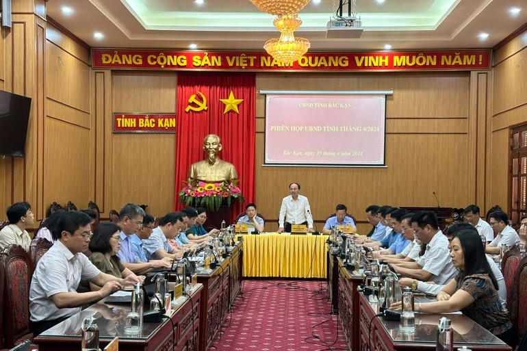 Quang cảnh phiên họp tháng 4 của UBND tỉnh. z5382787333520_d391f4f0b242199c6bdd0e7e7448fed6.jpg