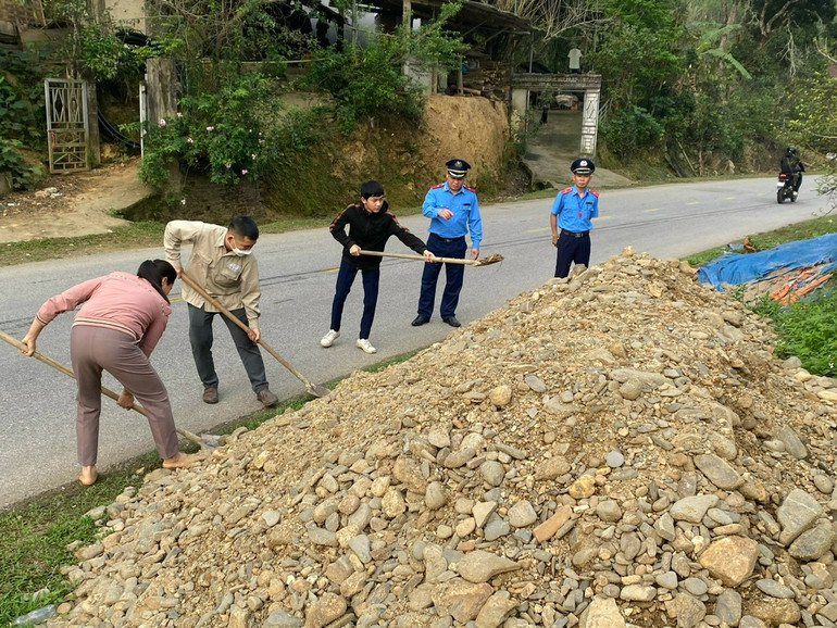 Thanh tra giao thông kiểm tra, yêu cầu các hộ gia đình chấp hành các quy định về đảm bảo hành lang an toàn giao thông. 14d8c80501e6a3b8faf7.jpg