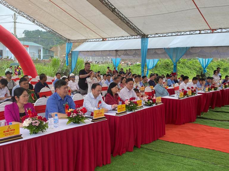 Các đại biểu dự lễ Khởi công Dự án sản xuất, gia công giày, dép, đế giày xuất khẩu tại Cụm công nghiệp Huyền Tụng, TP. Bắc Kạn. z5531475099216_603d2a57ccfa1d636d4bf6977920b37b.jpg