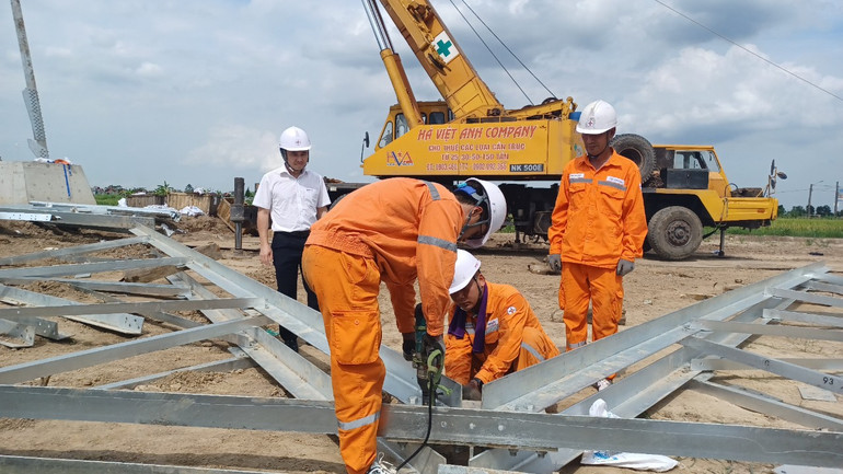 Dù nắng mưa khắc nghiệt nhưng tinh thần trách nhiệm luôn được các công nhân, kỹ sư PC Bắc Kạn nêu cao. z5504982661308_3bce92e7cc43e0101f97067794c291e5.jpg