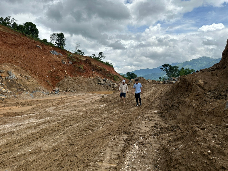 Nhiều vị trí trên tuyến đường thành phố Bắc Kạn - hồ Ba Bể bị sạt trượt ảnh hưởng đến tiến độ thi công. z5580821365237_903c721a72113b38e8d85337d694e97e.jpg