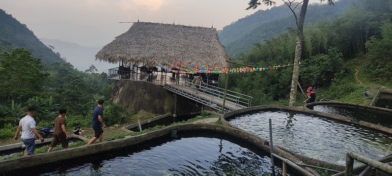 Từ trên đỉnh núi, du khách phóng tầm mắt ra xa là không gian thoáng đãng, quan sát toàn cảnh núi rừng hùng vĩ. Từ trên đỉnh núi, du khách phóng tầm mắt ra xa là không gian thoáng đãng, quan sát toàn cảnh núi rừng hùng vĩ.