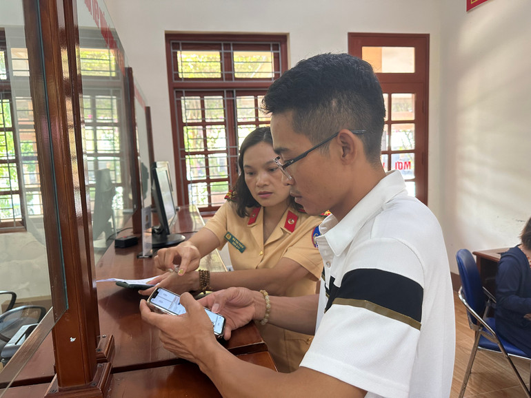 Cán bộ Phòng CSGT Công an tỉnh hướng dẫn người dân thực hiện thủ tục hành chính trong lĩnh vực đăng ký xe. z4583743577193_6e4c9c3a5362829c972df86734a3f71a.jpg