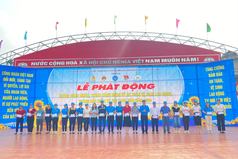 Ban tổ chức trao quà cho đoàn viên, người lao động có hoàn cảnh khó khăn, mắc bệnh hiểm nghèo của huyện Chợ Đồn. trao quà.jpg