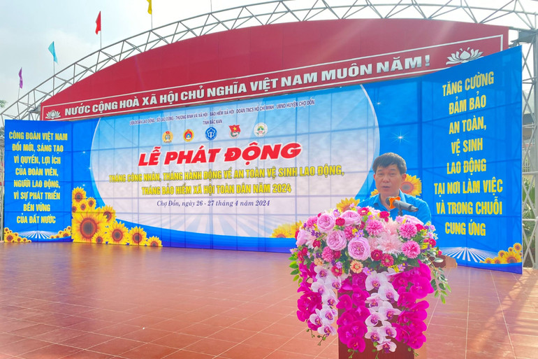 Ông Vi Hồng Dương, Tỉnh ủy viên, Chủ tịch Liên đoàn Lao động tỉnh phát biểu phát động Tháng Công nhân, Tháng hành động về ATVSLĐ, Tháng BHXH toàn dân năm 2024. ông Dương 1.jpg