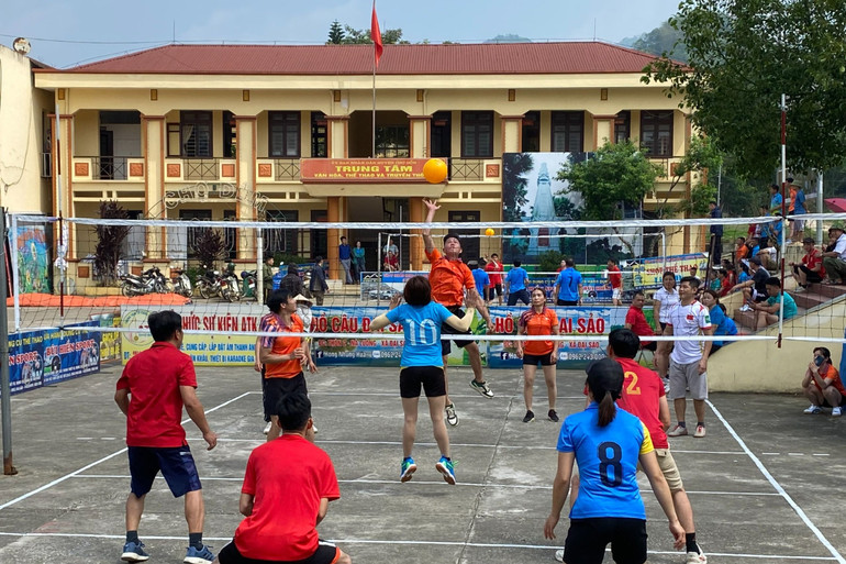 Thi đấu Giải bóng chuyền hơi trong CNVCLĐ huyện Chợ Đồn. bóng chuyền.jpg