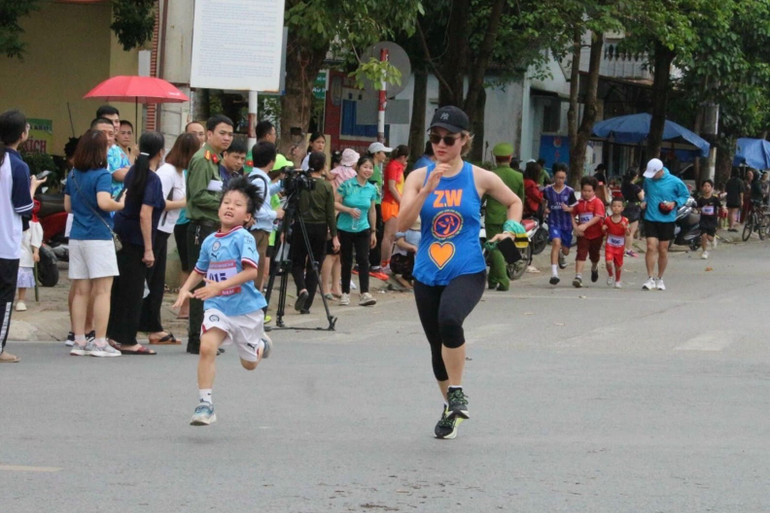 Chị Nhung cùng con trai út tham gia Ngày chạy Olympic vì sức khỏe toàn dân và Giải vô địch Việt dã lần thứ XXI năm 2024. c Nhung 2.jpg