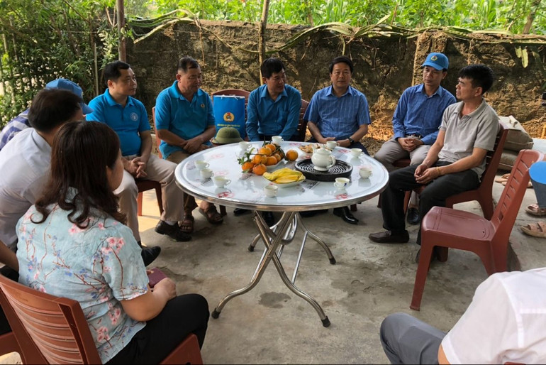 Đoàn công tác thăm hỏi, động viên thân nhân gia đình người bị tai nạn lao động tại xã Nam Cường. thăm gia đình cn bị tai nạn lao động Đặng Văn Khiêm.jpg