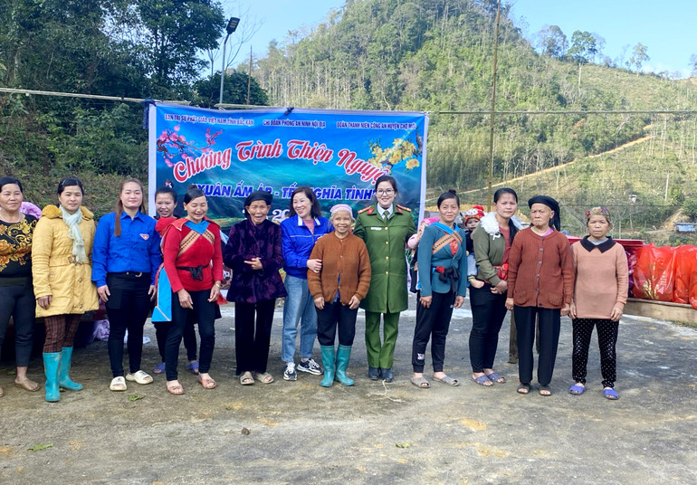 Đại úy Hoàng Thị Anh Thuyên tích cực tham gia các hoạt động xã hội từ thiện tại cơ sở. anh thuyen 3.jpg