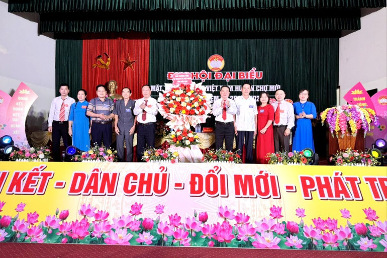 Lãnh đạo Ủy ban MTTQ Việt Nam tỉnh Bắc Kạn tặng lẵng hoa chúc mừng Đại hội. dai hoi.jpg
