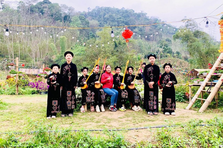 Chị Phùng Thị Sim bên các học trò c sim 3.jpg