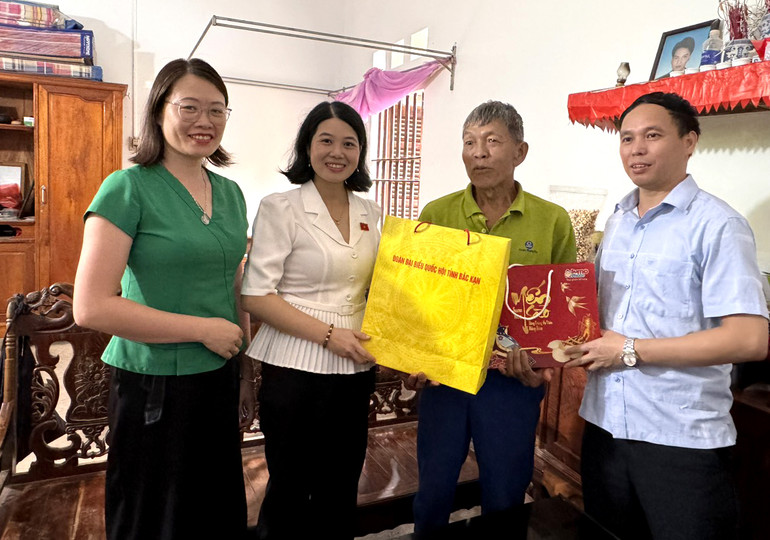 Bà Nguyễn Thị Huế, Phó Chủ tịch Hội LHPN tỉnh, đại biểu Quốc hội tỉnh Bắc Kạn tặng thăm và quà cho ông Vi Văn Hưng, người hoạt động kháng chiến bị nhiễm chất độc hóa học, trú ở thôn Bản Luông. hue 1.jpg