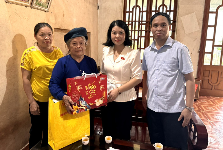 Bà Nguyễn Thị Huế thăm và tặng quà cho bà Hoàng Thị Thao là vợ liệt sĩ Đinh Gia Chức, thôn Bản Luông. hue 2.jpg
