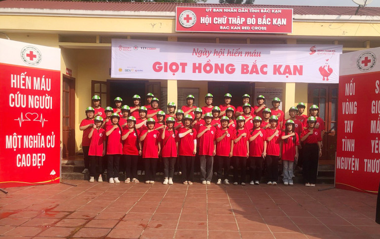 Các tình nguyện viên xuất phát từ cơ quan Hội Chữ thập đỏ tỉnh Bắc Kạn. hiem mau 3.jpg