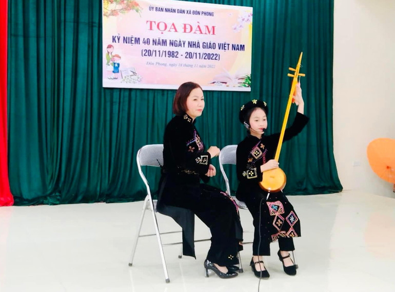 Chị Phùng Thị Sim tham gia biểu diễn cùng học trò c sim 2.jpg