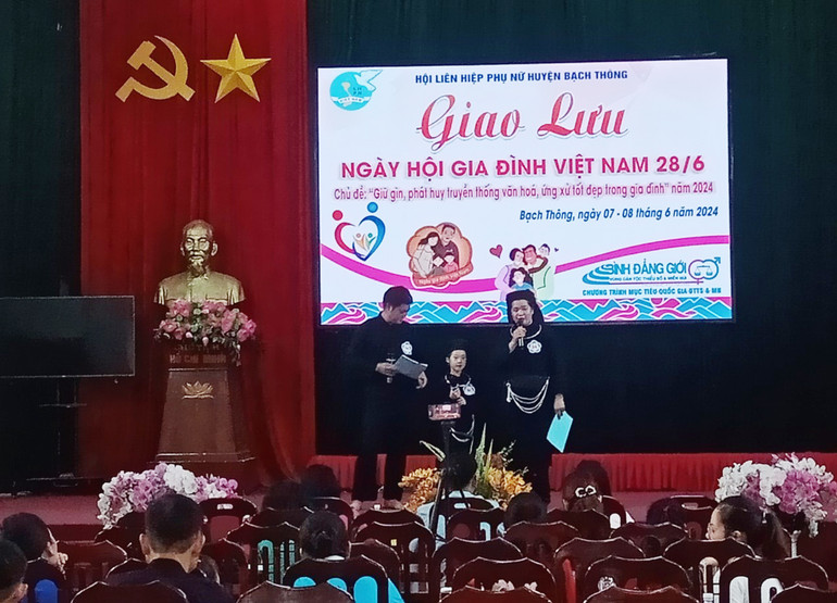 Một gia đình tham gia giao lưu tại Ngày hội gia đình Việt Nam do Hội LHPN huyện Bạch Thông tổ chức. bthong.jpg