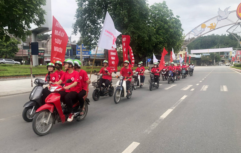 Đoàn tình nguyện viên diễu hành qua các tuyến phố chính trên địa bàn thành phố Bắc Kạn. hiem nau 1.jpg